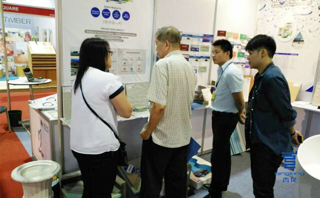 青龍參展人員為客戶講解防水材料性能 防水材料