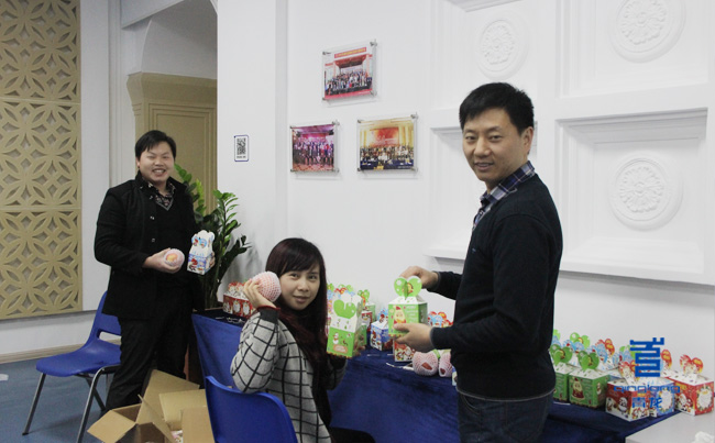 可愛的中山行政同事忙碌地包裝蘋果 防水