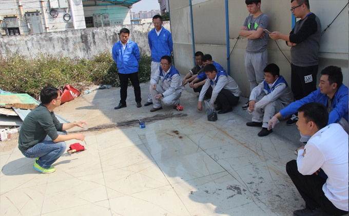 營銷總監(jiān)周炳陽指導(dǎo)大家涂刷青龍3號 防水材料