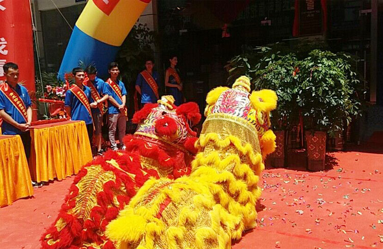 青龍貴陽家裝防水體驗店開業(yè)現(xiàn)場舞獅表演 防水補(bǔ)漏