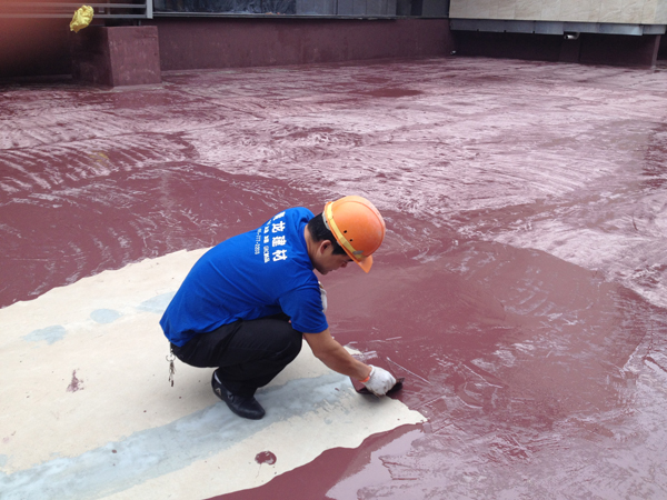 青龍工程師對(duì)施工進(jìn)行指導(dǎo)示范 成都防水