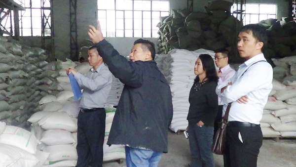 劉廠向客人介紹瓷磚膠生產(chǎn)過程 瓷磚膠