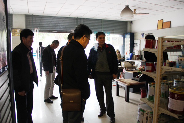 徐工帶領(lǐng)考察團(tuán)參觀公司防水產(chǎn)品 青龍防水材料