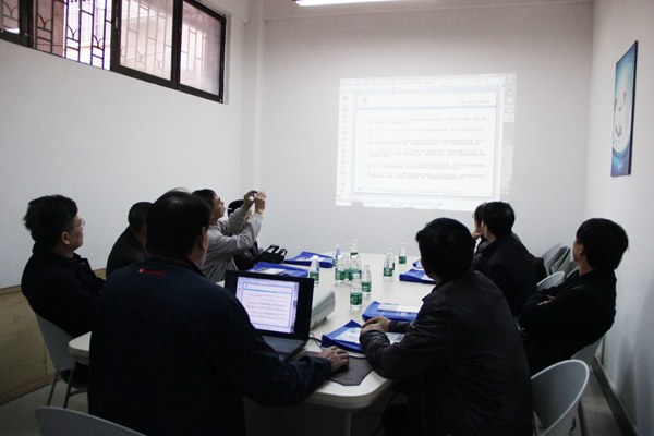 考察團(tuán)成員對(duì)主要關(guān)注點(diǎn)進(jìn)行拍攝 青龍防水材料