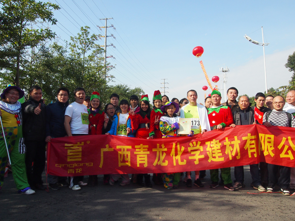 青龍團(tuán)隊(duì)合影并展示宋總成績(jī)證書 青龍公司