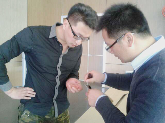 羅工與設(shè)計師交流探討青龍防水卷材樣品 大慶防水