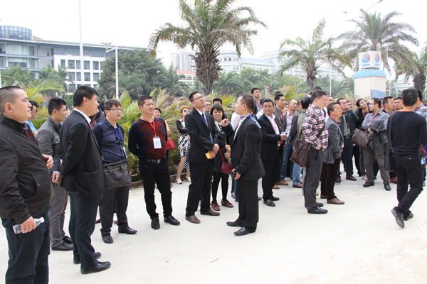 青龍GRC莫崇才經(jīng)理給大家介紹迎賓壹號(hào)工藝 三亞年會(huì)