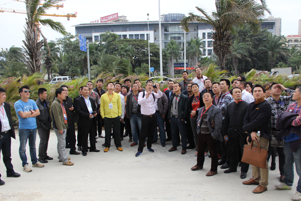 青龍董事長(zhǎng)宋敦清先生給大家介紹迎賓壹號(hào)工藝 三亞年會(huì)