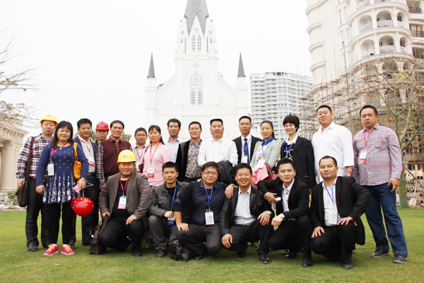 青龍人在節(jié)慶廣場(chǎng)合影 三亞年會(huì)