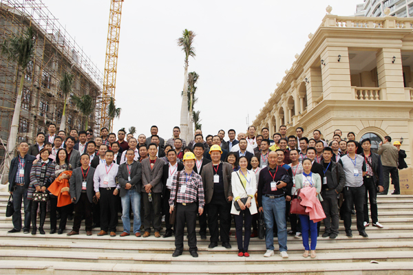 青龍人在節(jié)慶廣場(chǎng)合影 三亞年會(huì)