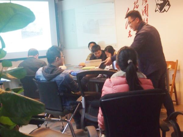 羅工向參會(huì)人員介紹青龍防水材料樣板 建筑材料