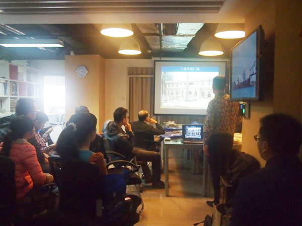 左總向參會(huì)人員介紹青龍GRC三亞節(jié)慶廣場(chǎng) 建筑材料