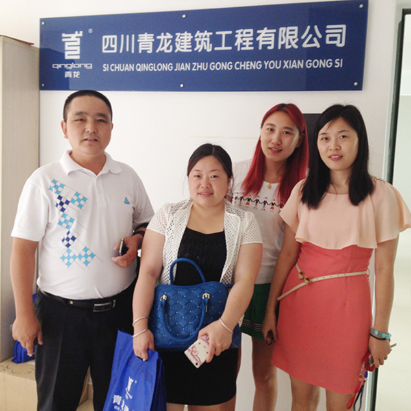 青龍四川分公司總經(jīng)理周總同邵總合影 瀘州防水