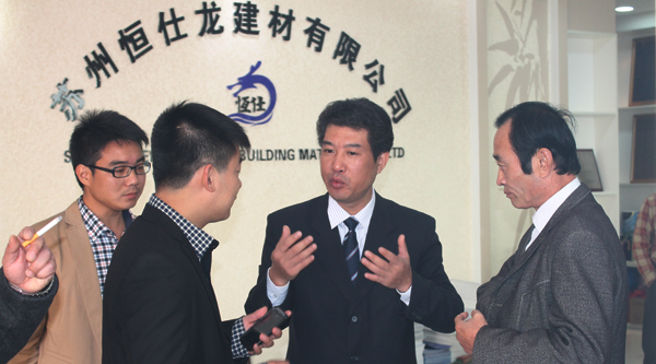 王定中先生在蘇州代理專賣店開業(yè)之際與客戶交流 青龍防水