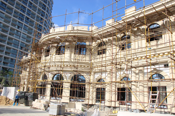 正在施工中的彩色GRC外墻 彩色GRC