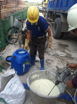 工人正在攪拌涂料 JS復合防水涂料