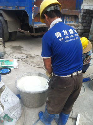 工人正在攪拌涂料 JS復合防水涂料