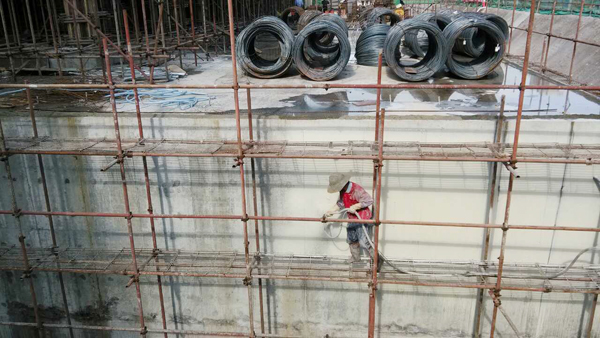 工人正在作立墻噴涂防水施工 JS復合防水涂料