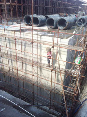 工人正在作立墻噴涂防水施工 JS復合防水涂料