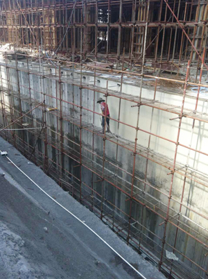 工人正在作立墻噴涂防水施工 JS復合防水涂料