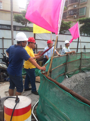 相關(guān)領(lǐng)導正在考查防水施工 JS復合防水涂料