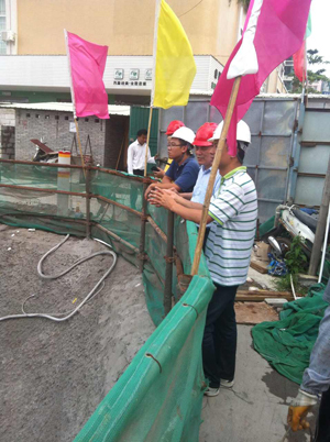 相關(guān)領(lǐng)導正在考查防水施工 JS復合防水涂料