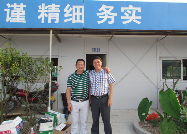 代理商徐禮君先生與青龍技術(shù)總監(jiān)徐新生先生合影 鶴山防水