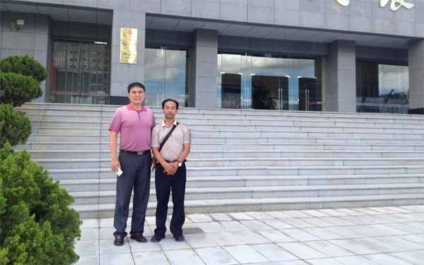 張總和青龍集團技術(shù)總監(jiān)徐總合影 臨滄防水