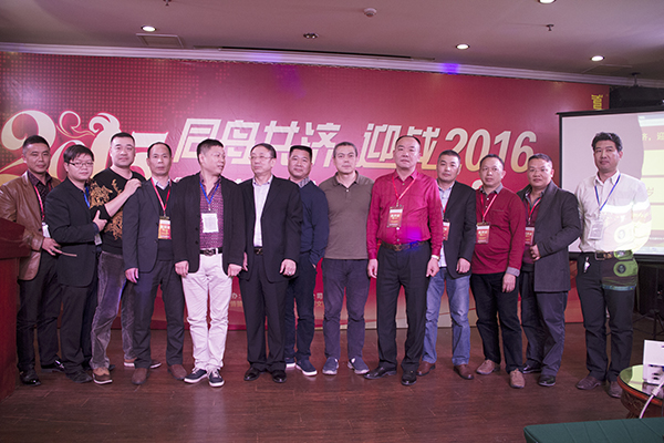 青龍建材高管和公司2015年度優(yōu)秀代理商、項(xiàng)目經(jīng)理合影 防水材料