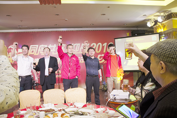 年會(huì)晚宴上公司高管敬酒致謝 防水材料